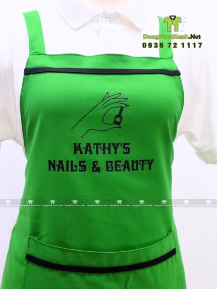 Logo Kathy's Nails & Beauty được in sắc nét lên tạp dề nail