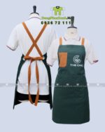 Mặt trước và mặt sau của tạp dề pha chế in logo The Chic