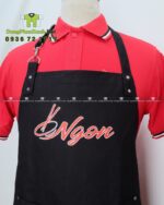 Áo thun đồng phục màu đỏ và tạp đề