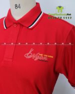 Áo thun đồng phục màu đỏ và tạp đề