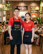 Áo thun đồng phục màu đỏ và tạp đề