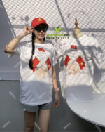 Áo thun "Vietnam National Day" với thiết kế họa tiết cầm cờ