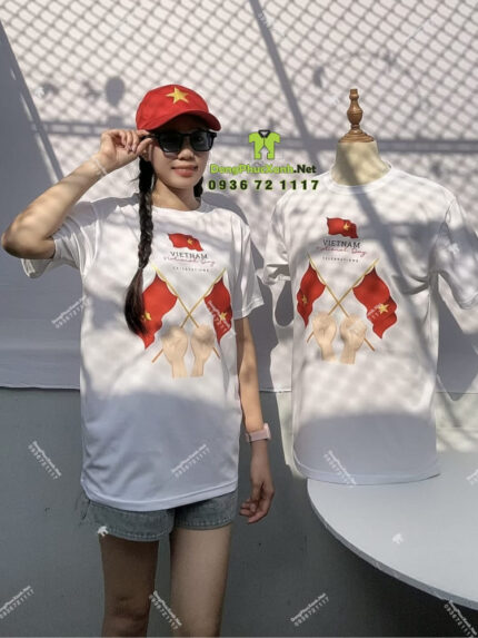 Áo thun "Vietnam National Day" với thiết kế họa tiết cầm cờ