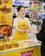 Tạp Dề Dài Phục Vụ Màu Vàng In Logo Nissin