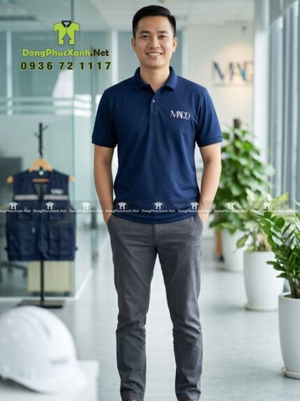 Mẫu áo thun đồng phục công ty in logo MADD đồng bộ với ái gile